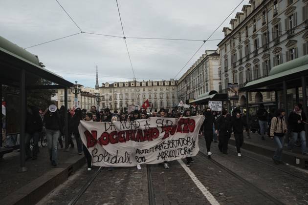 Turin Protest Against Rearmament and Inflation TURIN, ITALY - OCTOBER 24, 2026: Thousands of people took to the streets of Turin today to march against rearmament and the rising cost of living. The demonstration was met with a heavy police presence and several moments of tension, with clashes and tear gas along the route. Turin Italy Copyright: x xJulianxNelajx xJNAxPressx
