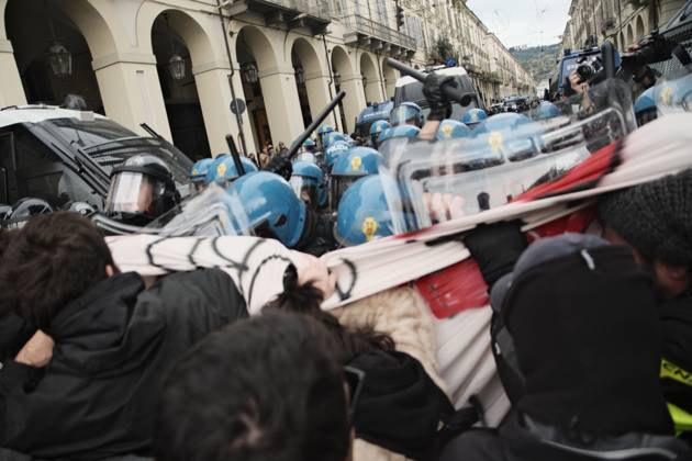 Turin Protest Against Rearmament and Inflation TURIN, ITALY - OCTOBER 24, 2026: Thousands of people took to the streets of Turin today to march against rearmament and the rising cost of living. The demonstration was met with a heavy police presence and several moments of tension, with clashes and tear gas along the route. Turin Italy Copyright: x xJulianxNelajx xJNAxPressx