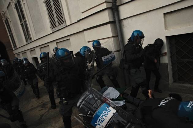 Turin Protest Against Rearmament and Inflation TURIN, ITALY - OCTOBER 24, 2026: Thousands of people took to the streets of Turin today to march against rearmament and the rising cost of living. The demonstration was met with a heavy police presence and several moments of tension, with clashes and tear gas along the route. Turin Italy Copyright: x xJulianxNelajx xJNAxPressx