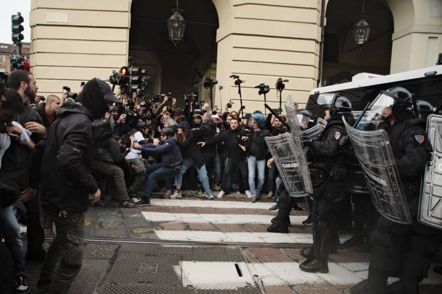 Turin Protest Against Rearmament and Inflation TURIN, ITALY - OCTOBER 24, 2026: Thousands of people took to the streets of Turin today to march against rearmament and the rising cost of living. The demonstration was met with a heavy police presence and several moments of tension, with clashes and tear gas along the route. Turin Italy Copyright: x xJulianxNelajx xJNAxPressx