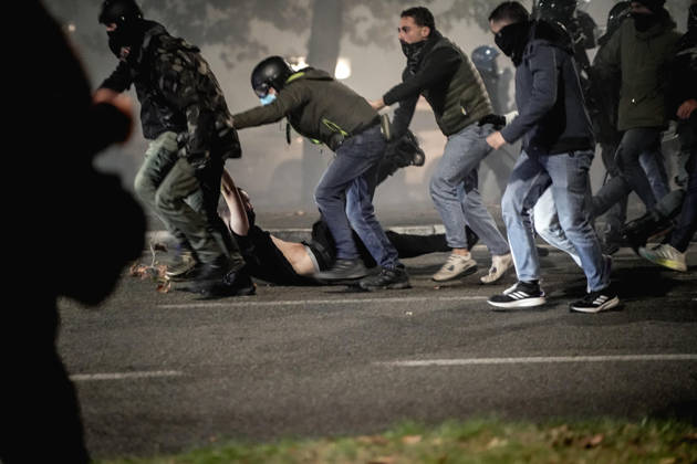 October 24, 2026, Torino, Italia: Disordini durante il corteo contro riarmo, caro carburante e data center. Torino 24 ottobre 2026 ANSA TINO ROMANO-- Unrest during a protest march against rearmament, high fuel costs, and data centers. Turin, October 24, 2026. ANSA TINO ROMANO. Torino Italia  - ZUMAa110 20261024_zaf_a110_044 Copyright: xTinoxRomanox