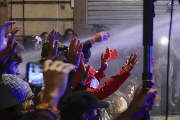 Demonstration against the Italian government in Rome ROME, ITALY, OCTOBER 24: Demonstrators are hit by Italian police’s water cannons during a protest against the Italian government in Rome, Italy, on October 24, 2026. Riccardo De Luca Anadolu Rome Italy. Editorial use only. Please get in touch for any other usage.  Copyright: x2026xAnadoluxRiccardoxDexLucax