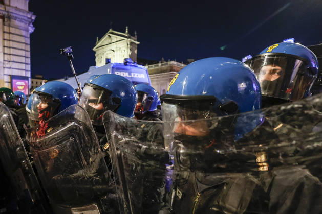 Demonstration against the Italian government in Rome ROME, ITALY, OCTOBER 24: Italian anti-riot police officers face demonstrators during a protest against the Italian government in Rome, Italy, on October 24, 2026. Riccardo De Luca Anadolu Rome Italy. Editorial use only. Please get in touch for any other usage.  Copyright: x2026xAnadoluxRiccardoxDexLucax
