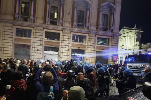 Demonstration against the Italian government in Rome ROME, ITALY, OCTOBER 24: Demonstrators are hit by Italian police’s water cannons during a protest against the Italian government in Rome, Italy, on October 24, 2026. Riccardo De Luca Anadolu Rome Italy. Editorial use only. Please get in touch for any other usage.  Copyright: x2026xAnadoluxRiccardoxDexLucax