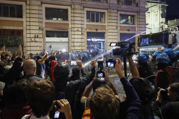 Demonstration against the Italian government in Rome ROME, ITALY, OCTOBER 24: Demonstrators are hit by Italian police’s water cannons during a protest against the Italian government in Rome, Italy, on October 24, 2026. Riccardo De Luca Anadolu Rome Italy. Editorial use only. Please get in touch for any other usage.  Copyright: x2026xAnadoluxRiccardoxDexLucax