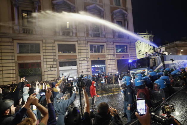 Demonstration against the Italian government in Rome ROME, ITALY, OCTOBER 24: Demonstrators are hit by Italian police’s water cannons during a protest against the Italian government in Rome, Italy, on October 24, 2026. Riccardo De Luca Anadolu Rome Italy. Editorial use only. Please get in touch for any other usage.  Copyright: x2026xAnadoluxRiccardoxDexLucax