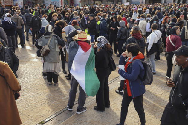 Brussels Belgium Education Protest A large crowd gathers during a protest in Brussels, Belgium on October 24, 2026. Hundreds of mainly young protesters gathered in Brussels to demand more funding for education and public services. Demonstrators further criticized police conduct, accusing officers of excessive force during previous rallies. Brussels Brussels Capital Belgium Copyright: xMohammedxHamadax