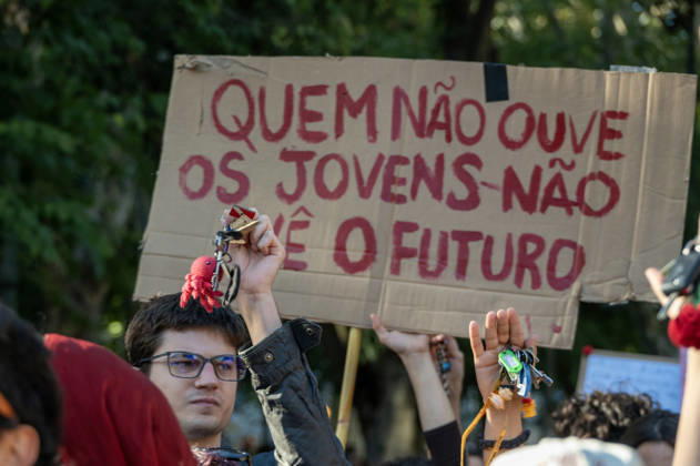October 24, 2026, Lisbon, Lisbon, Portugal: Demonstrators take part in a protest organized by the Acampada de Lisboa housing movement, demanding affordable housing, limits on rising rents and an end to property speculation. The march takes place in central Lisbon, from Marques de Pombal to Rossio Square, following recent police removal of protest tents and the detention of 55 demonstrators during housing protests in the Portuguese capital. Lisbon Portugal  - ZUMAr238 20261024_zip_r238_060 Copyright: xRicardoxRochax