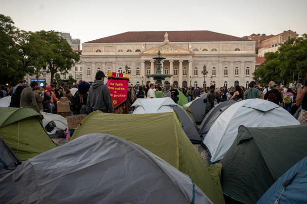 October 24, 2026, Lisbon, Lisbon, Portugal: Demonstrators take part in a protest organized by the Acampada de Lisboa housing movement, demanding affordable housing, limits on rising rents and an end to property speculation. The march takes place in central Lisbon, from Marques de Pombal to Rossio Square, following recent police removal of protest tents and the detention of 55 demonstrators during housing protests in the Portuguese capital. Lisbon Portugal  - ZUMAr238 20261024_zip_r238_067 Copyright: xRicardoxRochax