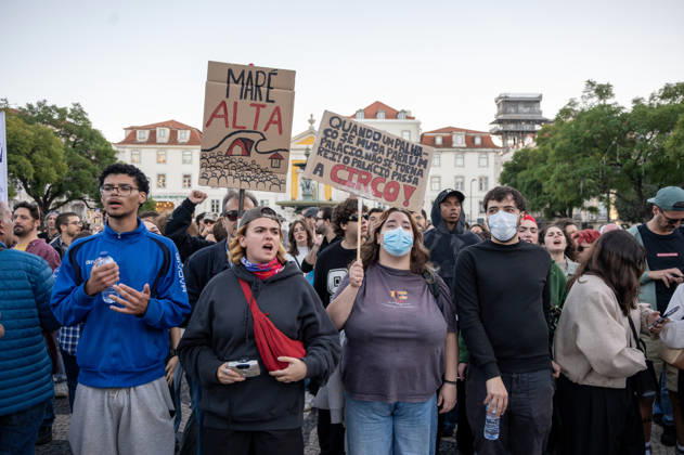 October 24, 2026, Lisbon, Lisbon, Portugal: Demonstrators take part in a protest organized by the Acampada de Lisboa housing movement, demanding affordable housing, limits on rising rents and an end to property speculation. The march takes place in central Lisbon, from Marques de Pombal to Rossio Square, following recent police removal of protest tents and the detention of 55 demonstrators during housing protests in the Portuguese capital. Lisbon Portugal - ZUMAr238 20261024_zip_r238_079 Copyright: xRicardoxRochax