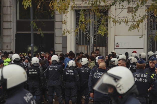 Brussels Belgium Education Protest Police officers stand guard as demonstrators gather on a street in Brussels, Belgium on October 24, 2026. Police officers stand guard on a street in Brussels, Belgium on October 24, 2026. Hundreds of mainly young protesters gathered in Brussels to demand more funding for education and public services. Demonstrators further criticized police conduct, accusing officers of excessive force during previous rallies. Brussels Brussels Capital Belgium Copyright: xMohammedxHamadax