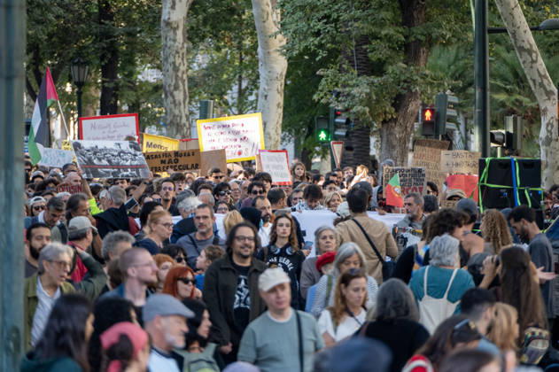 October 24, 2026, Lisbon, Lisbon, Portugal: Demonstrators take part in a protest organized by the Acampada de Lisboa housing movement, demanding affordable housing, limits on rising rents and an end to property speculation. The march takes place in central Lisbon, from Marques de Pombal to Rossio Square, following recent police removal of protest tents and the detention of 55 demonstrators during housing protests in the Portuguese capital. Lisbon Portugal  - ZUMAr238 20261024_zip_r238_022 Copyright: xRicardoxRochax
