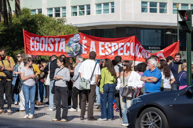 October 24, 2026, Lisbon, Lisbon, Portugal: Demonstrators take part in a protest organized by the Acampada de Lisboa housing movement, demanding affordable housing, limits on rising rents and an end to property speculation. The march takes place in central Lisbon, from Marques de Pombal to Rossio Square, following recent police removal of protest tents and the detention of 55 demonstrators during housing protests in the Portuguese capital. Lisbon Portugal  - ZUMAr238 20261024_zip_r238_024 Copyright: xRicardoxRochax
