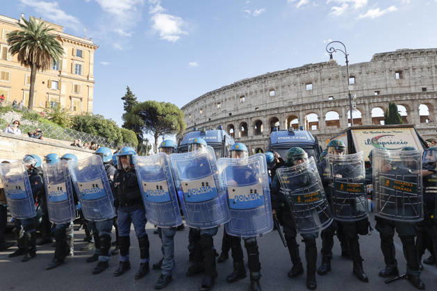 Demonstration against the Italian government in Rome ROME, ITALY, OCTOBER 24: Anti-riot police officers line up in front of the Colosseum during a protest against the Italian government in Rome, Italy, on October 24, 2026. Riccardo De Luca Anadolu Rome Italy. Editorial use only. Please get in touch for any other usage.  Copyright: x2026xAnadoluxRiccardoxDexLucax