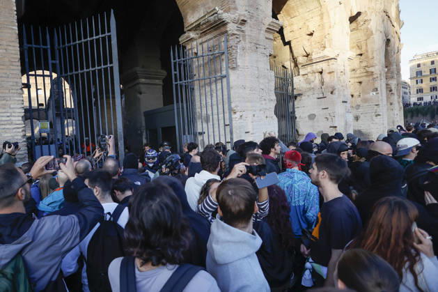 Demonstration against the Italian government in Rome ROME, ITALY, OCTOBER 24: Demonstrators attempt to enter the Colosseum during a protest against the Italian government in Rome, Italy, on October 24, 2026. Riccardo De Luca Anadolu Rome Italy. Editorial use only. Please get in touch for any other usage.  Copyright: x2026xAnadoluxRiccardoxDexLucax
