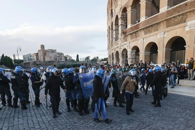 Demonstration against the Italian government in Rome ROME, ITALY, OCTOBER 24: Anti-riot police officers line up in front of the Colosseum during a protest against the Italian government in Rome, Italy, on October 24, 2026. Riccardo De Luca Anadolu Rome Italy. Editorial use only. Please get in touch for any other usage.  Copyright: x2026xAnadoluxRiccardoxDexLucax