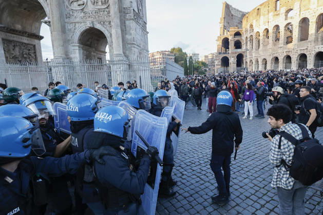 Demonstration against the Italian government in Rome ROME, ITALY, OCTOBER 24: Anti-riot police officers face demonstrators in front of the Colosseum during a protest against the Italian government in Rome, Italy, on October 24, 2026. Riccardo De Luca Anadolu Rome Italy. Editorial use only. Please get in touch for any other usage.  Copyright: x2026xAnadoluxRiccardoxDexLucax