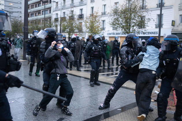 Yellow Vests Protest Act II - Paris RL Police forces arrest a protester by doing a choke valve (clé d’étranglement) at the porte de Vincennes at the end of a demonstration in favor of purchasing power, the protection of public services, and fiscal and social justice, in Paris on October 24, 2026 as part of a nationwide call for mobilisation and protest bringing together former members of the Yellow Vest movement, labor unions, high school and university students. Photo by Raphael Lafargue ABACAPRESS.COM Paris France  Copyright: xLafarguexRaphael ABACAx