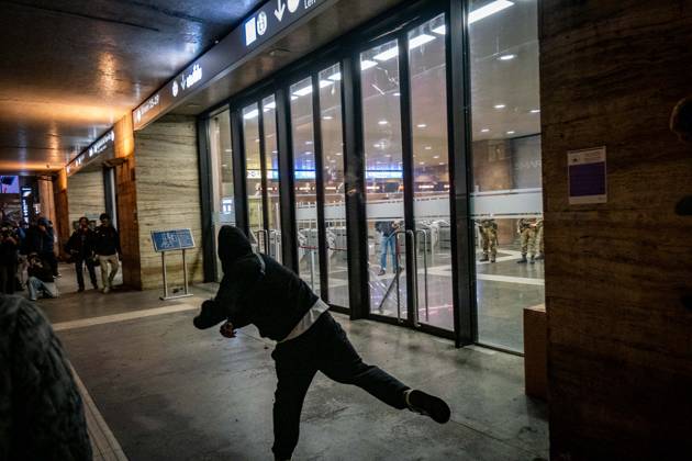 October 24, 2026, Rome, Rm, Italy: Thousands of people take to the streets to join the Get Italy out of the war march. Participants are calling for peace and protesting against the rising cost of living. Some participants attempt to enter Termini station by breaking the glass of the locked doors. Rome Italy - ZUMAg256 20261024_znp_g256_039 Copyright: xMarcoxDixGianvitox