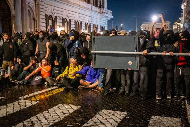 October 24, 2026, Rome, Rm, Italy: Thousands of people take to the streets to join the Get Italy out of the war march. Participants are calling for peace and protesting against the rising cost of living. The police block the way for participants attempting to continue their march outside the agreed-upon route. Rome Italy - ZUMAg256 20261024_znp_g256_035 Copyright: xMarcoxDixGianvitox