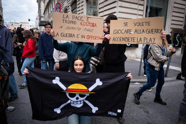 October 24, 2026, Rome, Rm, Italy: Thousands of people take to the streets to join the Get Italy out of the war march. Participants are calling for peace and protesting against the rising cost of living. Rome Italy - ZUMAg256 20261024_znp_g256_003 Copyright: xMarcoxDixGianvitox