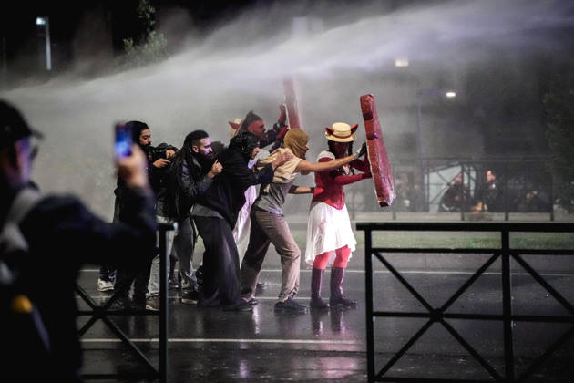 October 24, 2026, Torino, Italia: Disordini durante il corteo contro riarmo, caro carburante e data center. Torino 24 ottobre 2026 ANSA TINO ROMANO-- Unrest during a protest march against rearmament, high fuel costs, and data centers. Turin, October 24, 2026. ANSA TINO ROMANO. Torino Italia  - ZUMAa110 20261024_zaf_a110_039 Copyright: xTinoxRomanox