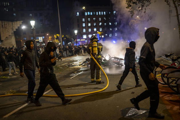 Police intervene during protest in Barcelona BARCELONA, SPAIN - OCTOBER 24: A youth protest organized through social media escalated into clashes with police, burning barricades and looting in central Barcelona, on October 24, 2026. Around 100 people, including 27 minors, were arrested after groups threw objects at police, set fire to rubbish containers and damaged shops around Placa de Catalunya, La Rambla and Ronda Universitat. Catalan President Salvador Illa condemned the violence and said those responsible would face consequences. Lorena Sopena Lopez Anadolu Barcelona Spain. Editorial use only. Please get in touch for any other usage.  Copyright: x2026xAnadoluxLorenaxSopenaxLopezx