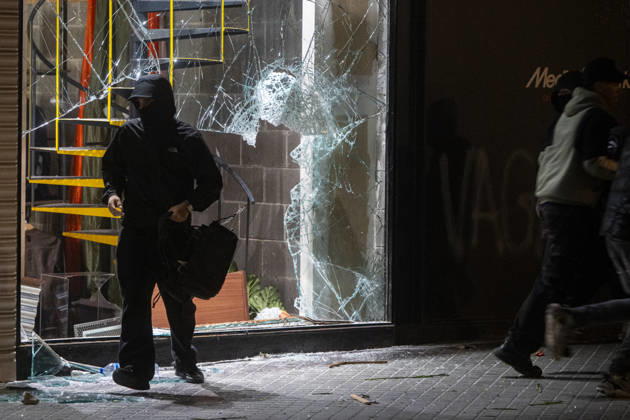 Police intervene during protest in Barcelona BARCELONA, SPAIN - OCTOBER 24: A youth protest organized through social media escalated into clashes with police, burning barricades and looting in central Barcelona, on October 24, 2026. Around 100 people, including 27 minors, were arrested after groups threw objects at police, set fire to rubbish containers and damaged shops around Placa de Catalunya, La Rambla and Ronda Universitat. Catalan President Salvador Illa condemned the violence and said those responsible would face consequences. Lorena Sopena Lopez Anadolu Barcelona Spain. Editorial use only. Please get in touch for any other usage.  Copyright: x2026xAnadoluxLorenaxSopenaxLopezx