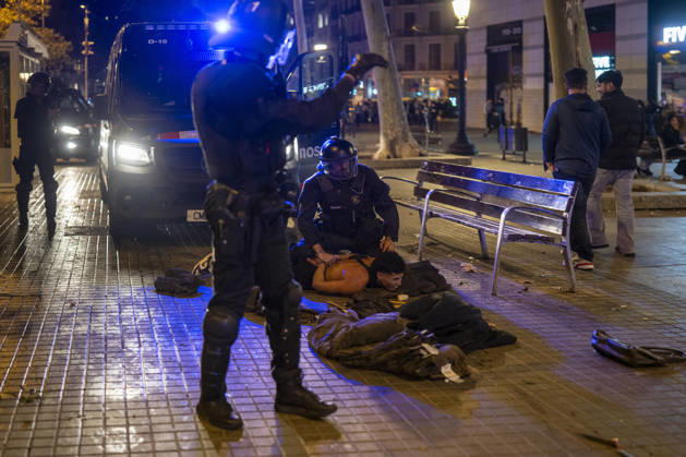 Police intervene during protest in Barcelona BARCELONA, SPAIN - OCTOBER 24: A youth protest organized through social media escalated into clashes with police, burning barricades and looting in central Barcelona, on October 24, 2026. Around 100 people, including 27 minors, were arrested after groups threw objects at police, set fire to rubbish containers and damaged shops around Placa de Catalunya, La Rambla and Ronda Universitat. Catalan President Salvador Illa condemned the violence and said those responsible would face consequences. Lorena Sopena Lopez Anadolu Barcelona Spain. Editorial use only. Please get in touch for any other usage.  Copyright: x2026xAnadoluxLorenaxSopenaxLopezx