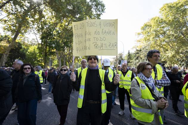 Demonstration In Support Of State Pensions And Housing in Madrid, Spain - 24 Oct 2026 A person holding a sign in favor of public pensions participates in a demonstration supporting the public pension system and access to housing in Madrid, Spain. Madrid Spain Copyright: xAtilanoxGarciax xSOPAxImagesx Atilano-Garcia-1461236