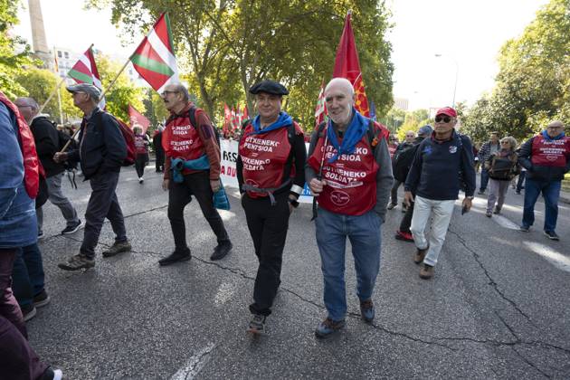 Demonstration In Support Of State Pensions And Housing in Madrid, Spain - 24 Oct 2026 Several people carrying signs in favor of public pensions take part in a demonstration supporting the public pension system and access to housing in Madrid, Spain. Madrid Spain Copyright: xAtilanoxGarciax xSOPAxImagesx Atilano-Garcia-1461229