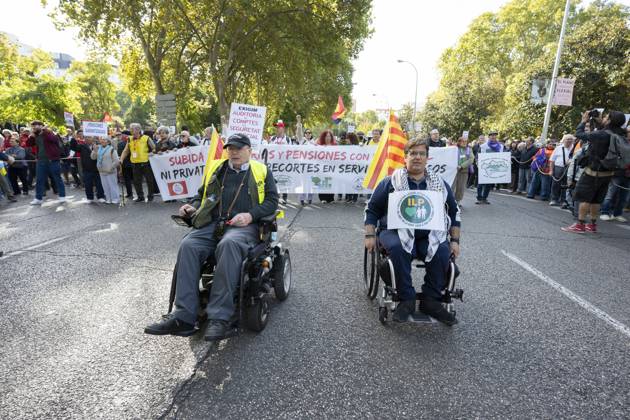 Demonstration In Support Of State Pensions And Housing in Madrid, Spain - 24 Oct 2026 Several people carrying signs in favor of public pensions take part in a demonstration supporting the public pension system and access to housing in Madrid, Spain. Madrid Spain Copyright: xAtilanoxGarciax xSOPAxImagesx Atilano-Garcia-1461213