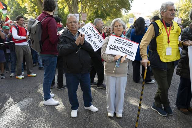 Demonstration In Support Of State Pensions And Housing in Madrid, Spain - 24 Oct 2026 Several people carrying signs in favor of public pensions take part in a demonstration supporting the public pension system and access to housing in Madrid, Spain. Madrid Spain Copyright: xAtilanoxGarciax xSOPAxImagesx Atilano-Garcia-1461214
