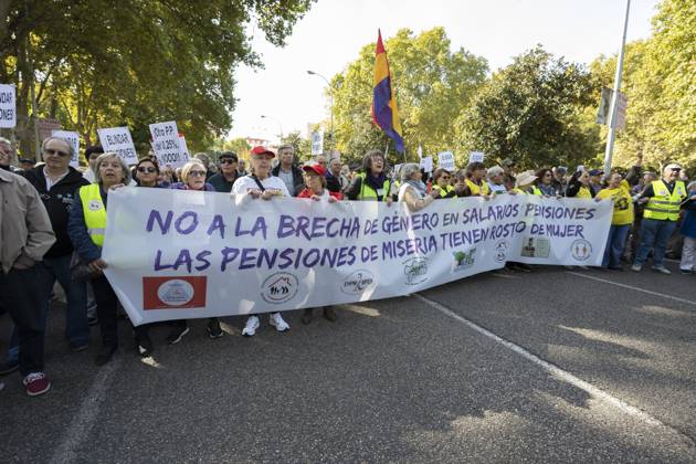 Demonstration In Support Of State Pensions And Housing in Madrid, Spain - 24 Oct 2026 Several people carrying signs in favor of public pensions take part in a demonstration supporting the public pension system and access to housing in Madrid, Spain. Madrid Spain Copyright: xAtilanoxGarciax xSOPAxImagesx Atilano-Garcia-1461215