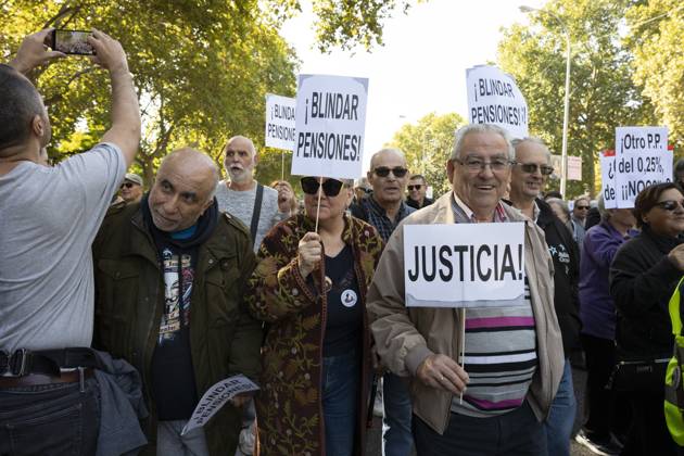 Demonstration In Support Of State Pensions And Housing in Madrid, Spain - 24 Oct 2026 Several people carrying signs in favor of public pensions take part in a demonstration supporting the public pension system and access to housing in Madrid, Spain. Madrid Spain Copyright: xAtilanoxGarciax xSOPAxImagesx Atilano-Garcia-1461217