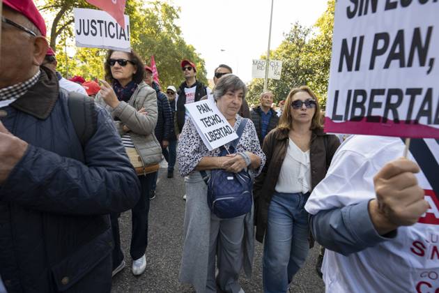 Demonstration In Support Of State Pensions And Housing in Madrid, Spain - 24 Oct 2026 A person holding a sign in favor of public pensions participates in a demonstration supporting the public pension system and access to housing in Madrid, Spain. Madrid Spain Copyright: xAtilanoxGarciax xSOPAxImagesx Atilano-Garcia-1461223