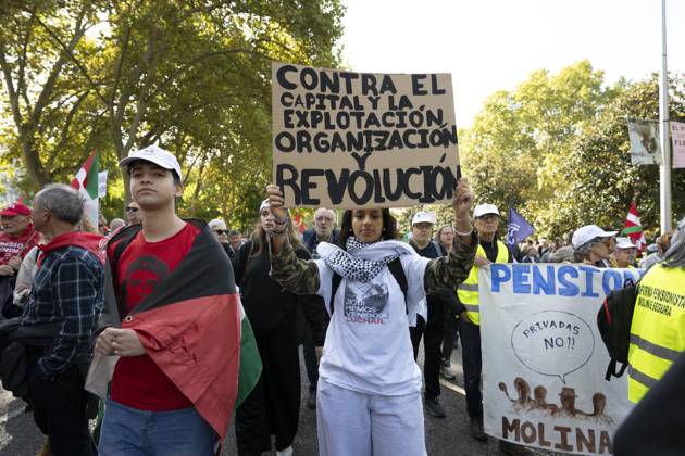 Demonstration In Support Of State Pensions And Housing in Madrid, Spain - 24 Oct 2026 A person holding a sign in favor of public pensions participates in a demonstration supporting the public pension system and access to housing in Madrid, Spain. Madrid Spain Copyright: xAtilanoxGarciax xSOPAxImagesx Atilano-Garcia-1461230