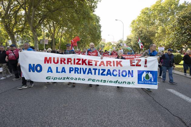 Demonstration In Support Of State Pensions And Housing in Madrid, Spain - 24 Oct 2026 Several people carrying signs in favor of public pensions take part in a demonstration supporting the public pension system and access to housing in Madrid, Spain. Madrid Spain Copyright: xAtilanoxGarciax xSOPAxImagesx Atilano-Garcia-1461231