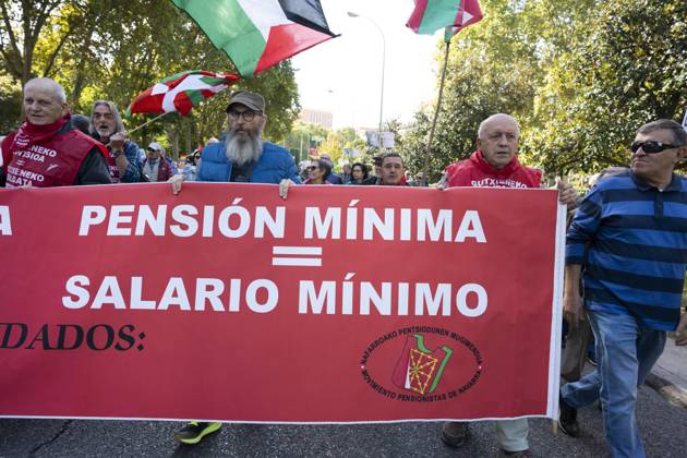 Demonstration In Support Of State Pensions And Housing in Madrid, Spain - 24 Oct 2026 Several people carrying signs in favor of public pensions take part in a demonstration supporting the public pension system and access to housing in Madrid, Spain. Madrid Spain Copyright: xAtilanoxGarciax xSOPAxImagesx Atilano-Garcia-1461232
