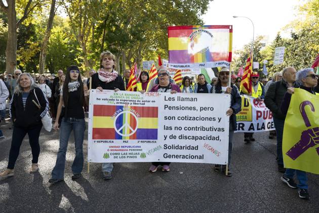 Demonstration In Support Of State Pensions And Housing in Madrid, Spain - 24 Oct 2026 Several people carrying signs in favor of public pensions take part in a demonstration supporting the public pension system and access to housing in Madrid, Spain. Madrid Spain Copyright: xAtilanoxGarciax xSOPAxImagesx Atilano-Garcia-1461233