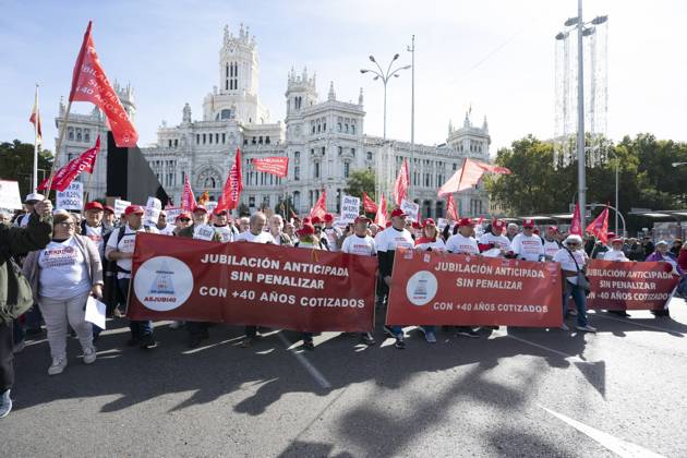 Demonstration In Support Of State Pensions And Housing in Madrid, Spain - 24 Oct 2026 Several people carrying signs in favor of public pensions take part in a demonstration supporting the public pension system and access to housing in Madrid, Spain. Madrid Spain Copyright: xAtilanoxGarciax xSOPAxImagesx Atilano-Garcia-1461241