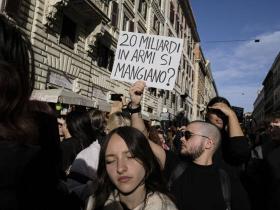 Rome Anti War Protest A demonstrator holds a sign reading Do 20 billion spent on weapons feed people? during an anti-war protest in Rome, Italy on October 24, 2026. Demonstrators took part in an anti-war march under the slogan Keep Italy Out of the War . Protesters further voiced opposition to Italy s involvement in armed conflicts, military rearmament and government policies. Rome Lazio Italy Copyright: xAndreaxCalandrax