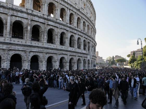 Rome Anti War Protest A crowd of demonstrators gathers outside the Colosseum during an anti-war protest in Rome, Italy on October 24, 2026. Demonstrators took part in an anti-war march under the slogan Keep Italy Out of the War . Protesters further voiced opposition to Italy s involvement in armed conflicts, military rearmament and government policies. Rome Lazio Italy Copyright: xAndreaxCalandrax