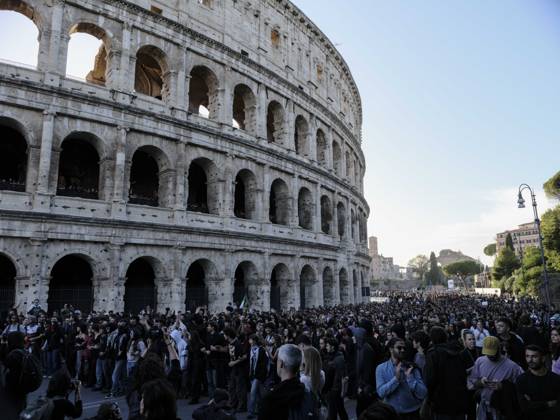 Rome Anti War Protest A crowd of demonstrators gathers outside the Colosseum during an anti-war protest in Rome, Italy on October 24, 2026. Demonstrators took part in an anti-war march under the slogan Keep Italy Out of the War . Protesters further voiced opposition to Italy s involvement in armed conflicts, military rearmament and government policies. Rome Lazio Italy Copyright: xAndreaxCalandrax