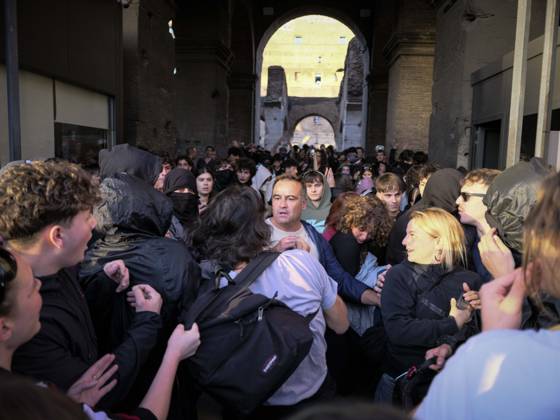 Rome Anti War Protest Demonstrators gather beneath an archway during an anti-war protest in Rome, Italy on October 24, 2026. Demonstrators took part in an anti-war march under the slogan Keep Italy Out of the War . Protesters further voiced opposition to Italy s involvement in armed conflicts, military rearmament and government policies. Rome Lazio Italy Copyright: xAndreaxCalandrax
