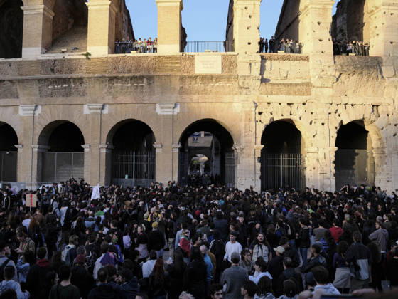 Rome Anti War Protest A crowd of demonstrators gathers outside the Colosseum during an anti-war protest in Rome, Italy on October 24, 2026. Demonstrators took part in an anti-war march under the slogan Keep Italy Out of the War . Protesters further voiced opposition to Italy s involvement in armed conflicts, military rearmament and government policies. Rome Lazio Italy Copyright: xAndreaxCalandrax