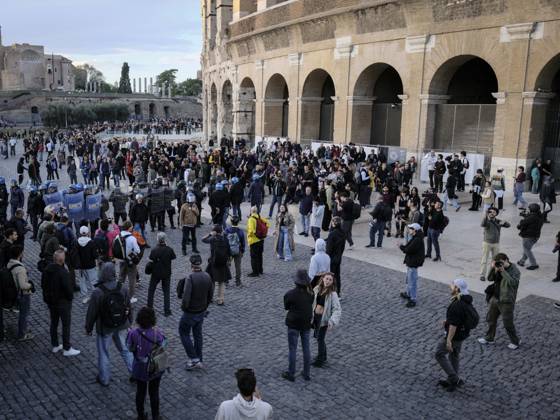 Rome Anti War Protest A crowd of demonstrators gathers outside the Colosseum during an anti-war protest in Rome, Italy on October 24, 2026. Demonstrators took part in an anti-war march under the slogan Keep Italy Out of the War . Protesters further voiced opposition to Italy s involvement in armed conflicts, military rearmament and government policies. Rome Lazio Italy Copyright: xAndreaxCalandrax