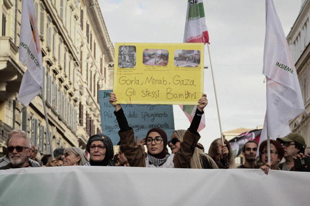 Rome Anti War Protest A demonstrator holds a sign reading Gorla, Minab, Gaza The Same Children during an anti-war protest in Rome, Italy on October 24, 2026. Demonstrators took part in an anti-war march under the slogan Keep Italy Out of the War . Protesters further voiced opposition to Italy s involvement in armed conflicts, military rearmament and government policies. Rome Lazio Italy Copyright: xAndreaxCalandrax
