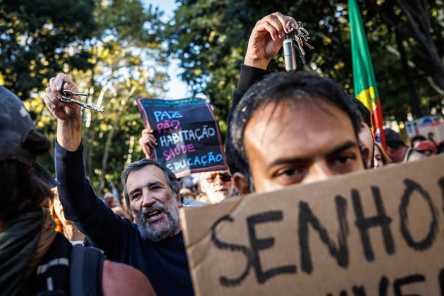 October 24, 2026, Lisbon, Portugal: A protester raises a bunch of keys in the air in protest against the real estate crisis. People march through central Lisbon during a demonstration demanding affordable housing and protesting against the rising cost of living. The protest started at Marques de Pombal and ended at Rossio Square, where demonstrators set up tents at the end of the march in protest against Portugal s housing crisis. Lisbon Portugal  - ZUMAs197 20261024_aaa_s197_607 Copyright: xHenriquexCasinhasx