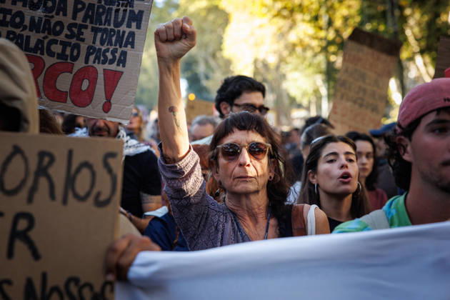 October 24, 2026, Lisbon, Portugal: A protester raises a clenched fist during the demonstration. People march through central Lisbon during a demonstration demanding affordable housing and protesting against the rising cost of living. The protest started at Marques de Pombal and ended at Rossio Square, where demonstrators set up tents at the end of the march in protest against Portugal s housing crisis. Lisbon Portugal - ZUMAs197 20261024_aaa_s197_603 Copyright: xHenriquexCasinhasx